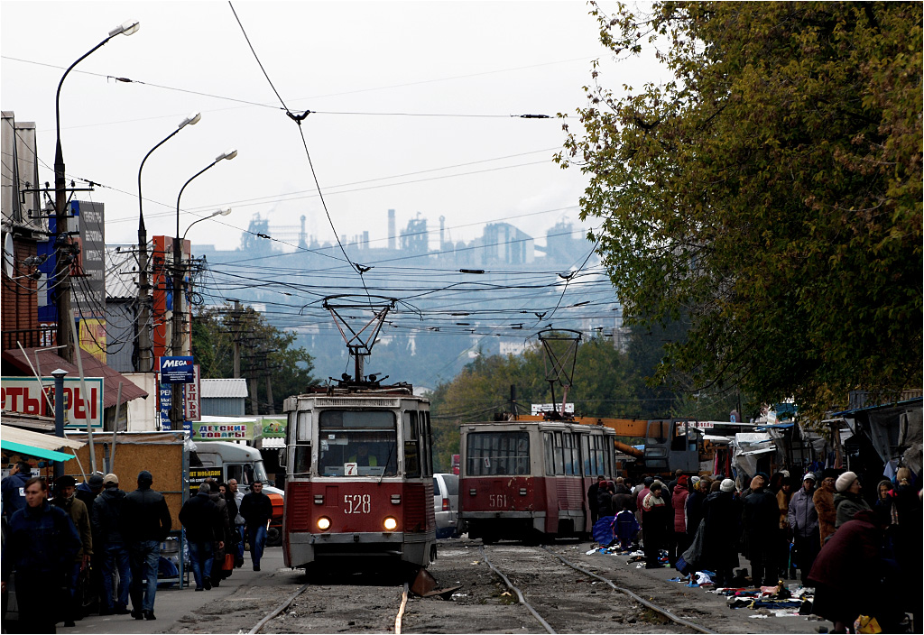 Bazar w Mariupolu to typowo donbaski krajobraz - targ, kominy wielkiej fabryki, krzywe tory i stare tramwaje