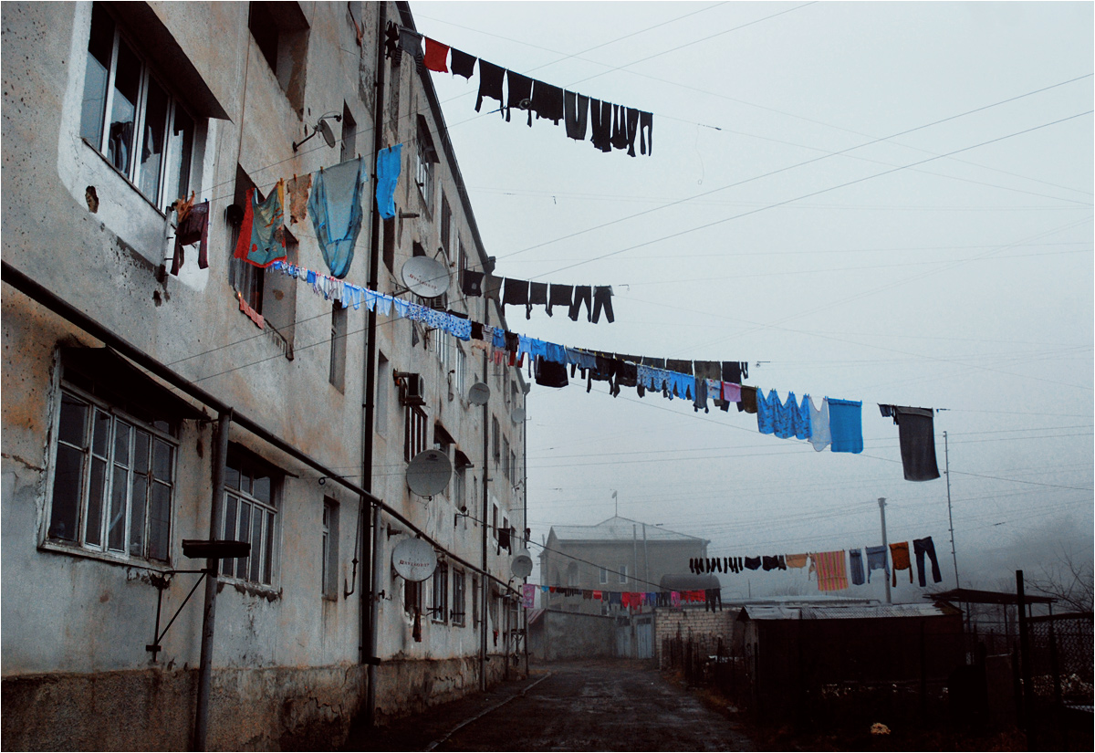 Kolorowe pranie próbuje urozmaicać ponurą rzeczywistość podwórka w Stepanakercie