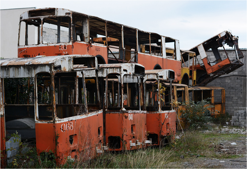 Rdzewiejące wraki trolejbusów na terenie dawnej zajezdni w Kutaisi