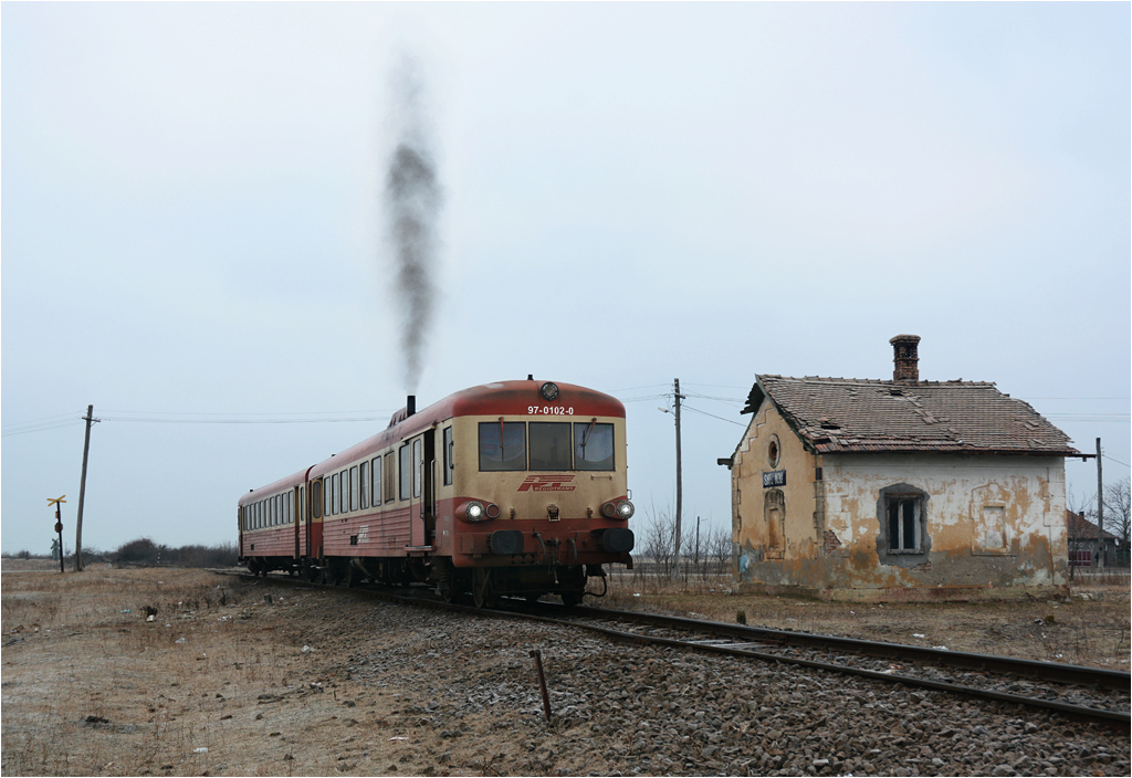 Jeżdżące po Banacie stare wagony motorowe to jednostki X4500, produkowane we francuskim Crespin w latach 1963-1970. Koleje francuskie SNCF wycofały je parę lat temu z użytku, więc X4500 można spotkać już wyłącznie w Rumunii, w barwach prywatnych przewoźników. Opisywane trasy na zachód od Aradu i Timiszoary obsługuje obecnie firma Regiotrans z Braszowa
