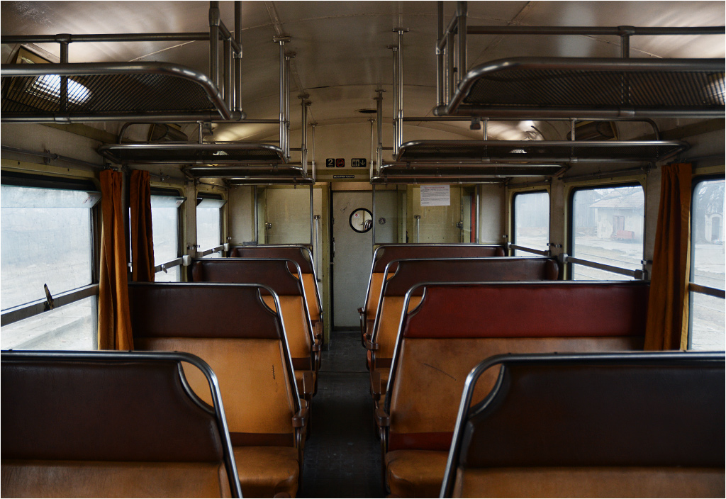 Wygodne i ciepłe wnętrze starego pociągu