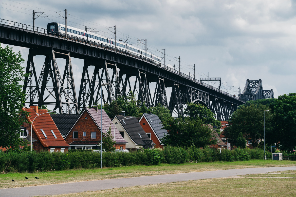 Pociąg Intercity z Kopenhagi do Hamburga przejeżdża przez most nad Kanałem Kilońskim w Rendsburgu