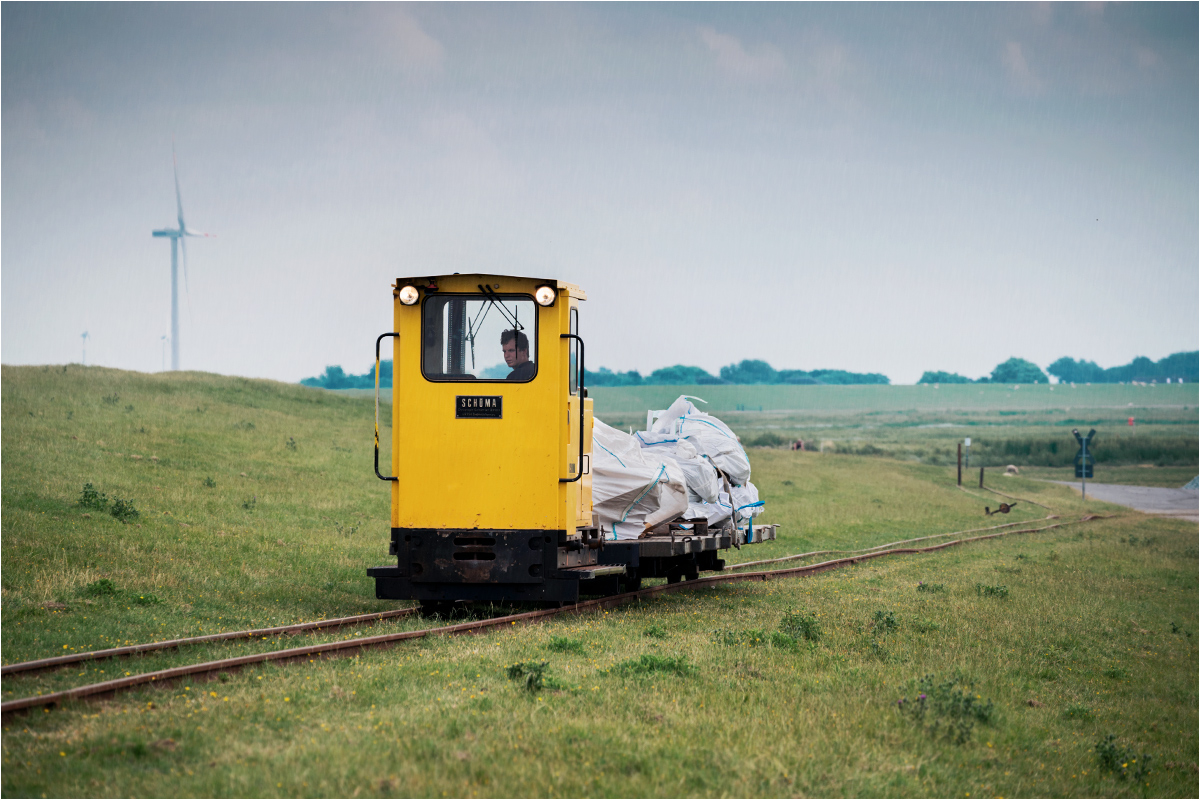 Żółte lokomotywy produkcji Schöma zapewniają podstawę ruchu towarowego na wyspy