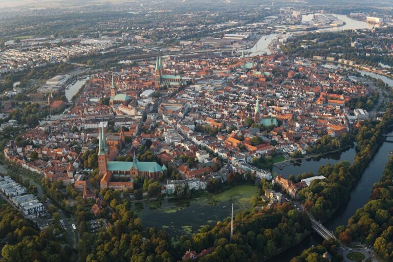 Ciekawe miasta Polski, które warto odwiedzić jesienią